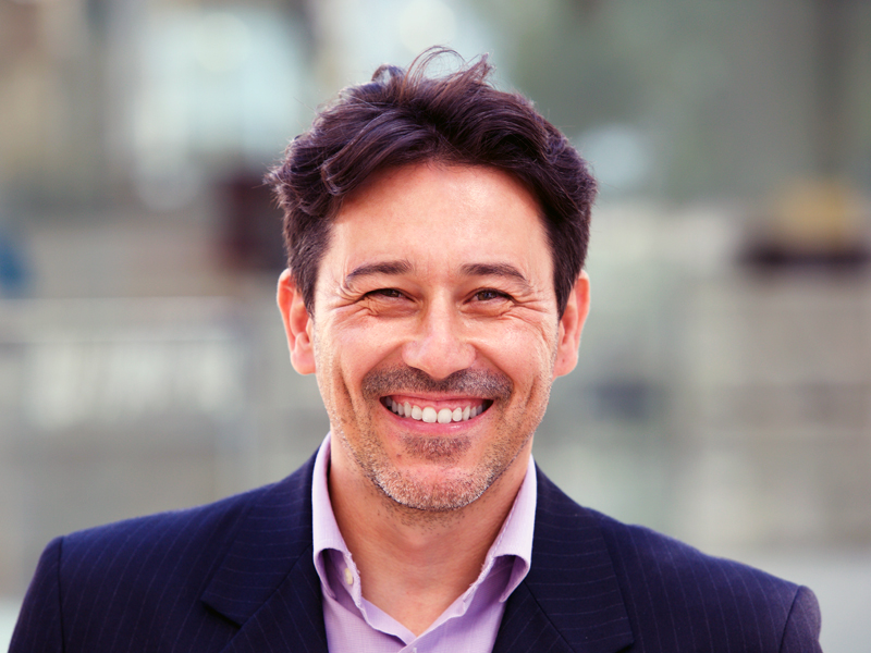 handsome-older-man-in-suit-with-big-smile-on-his-G6XWHTY.jpg
